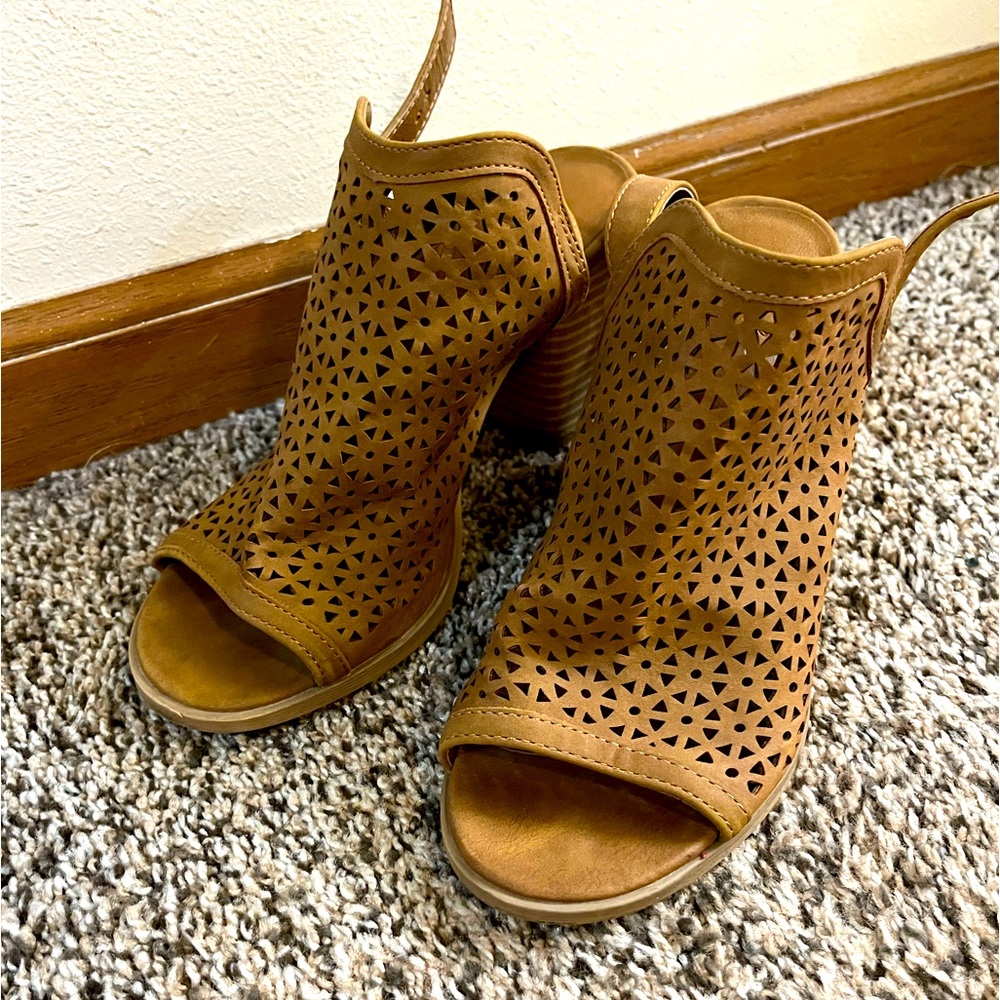 Universal Thread Block- Heeled Sandals